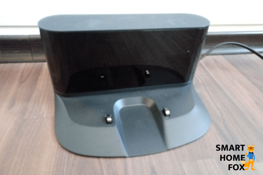 Зарядная станция Roborock S6 находится на полу.